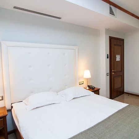 Dbh Bucharest Hotell Exteriör bild