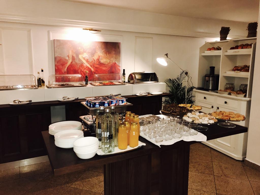 Dbh Bucharest Hotell Exteriör bild