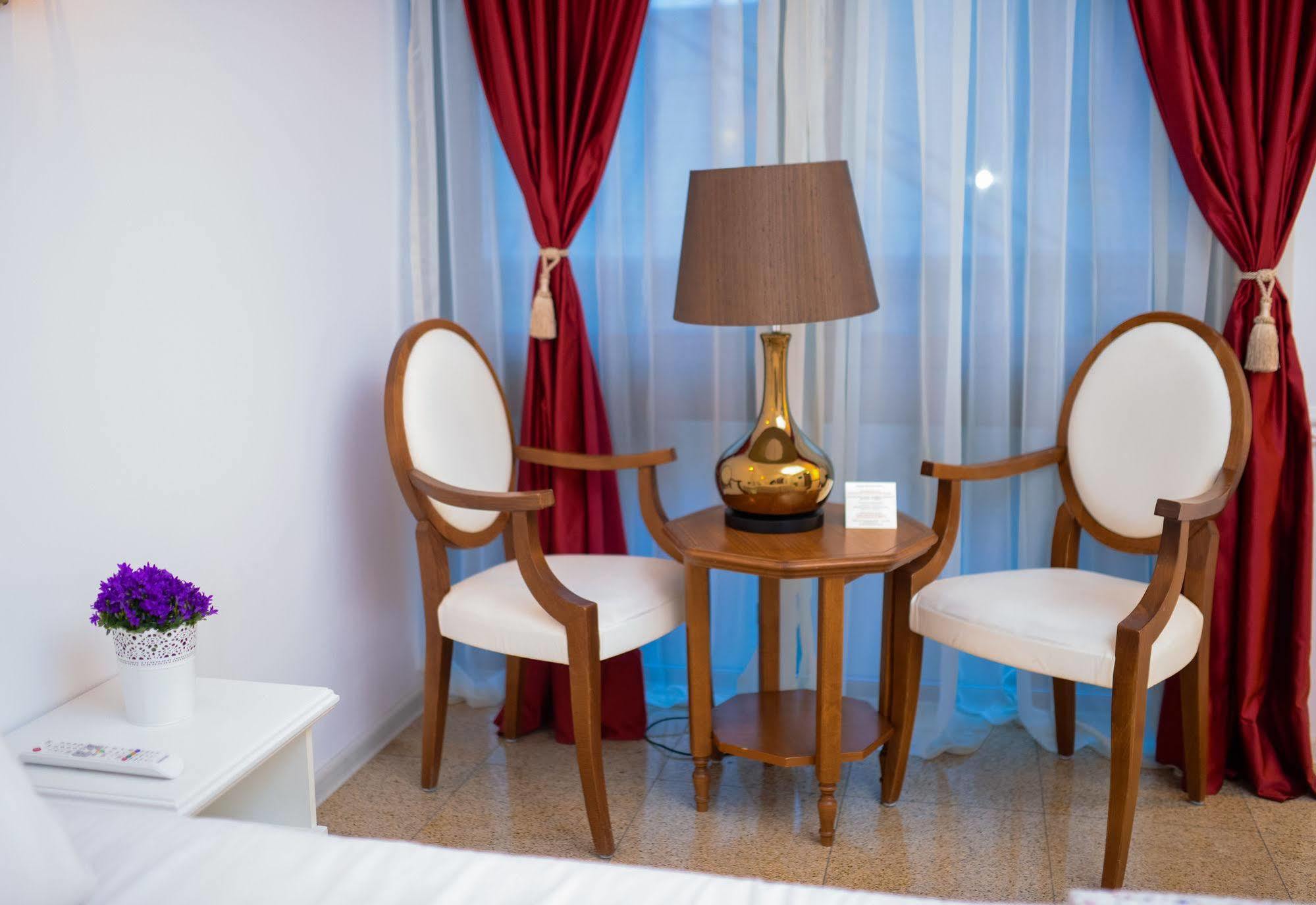 Dbh Bucharest Hotell Exteriör bild