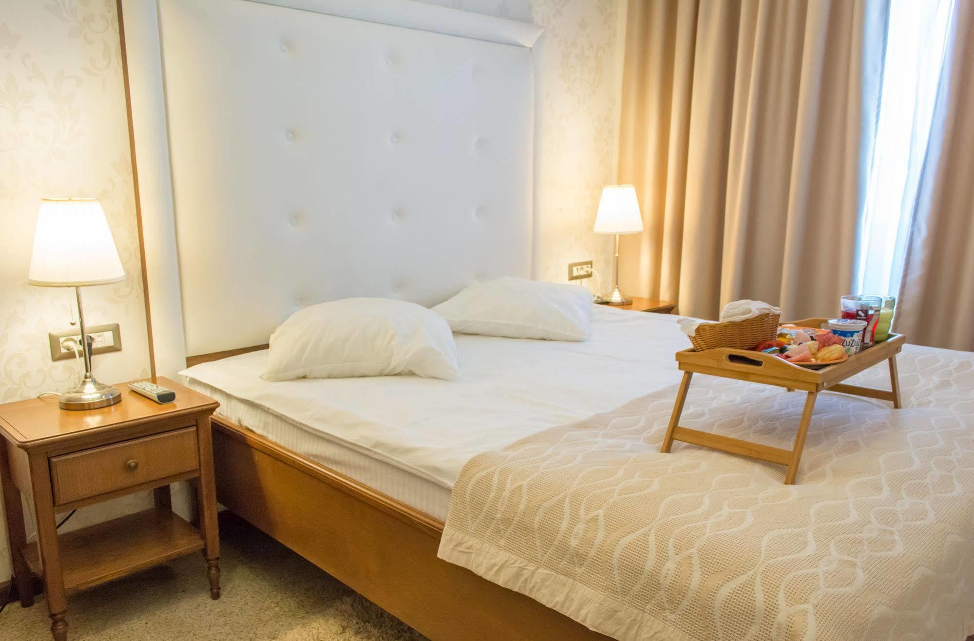 Dbh Bucharest Hotell Exteriör bild