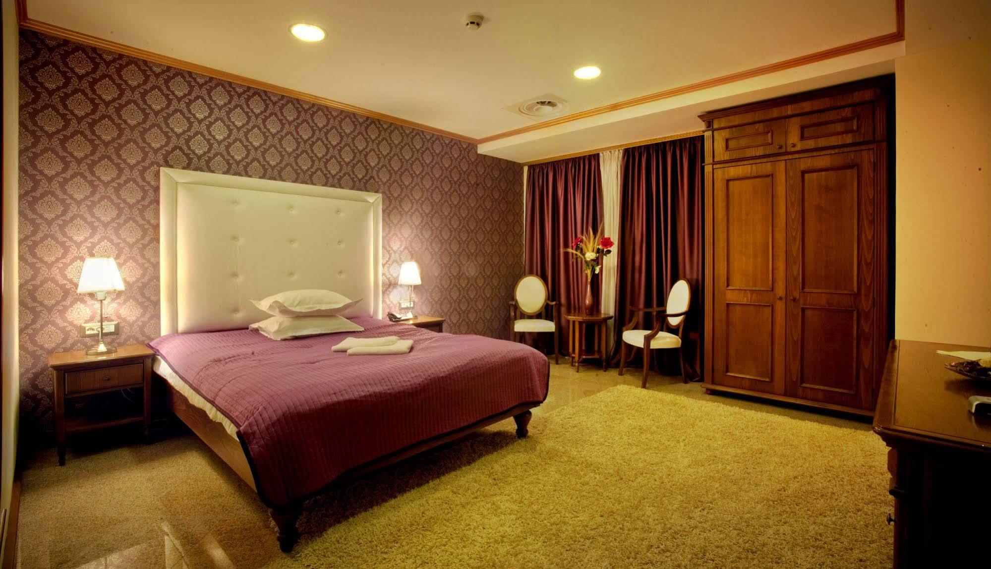 Dbh Bucharest Hotell Exteriör bild