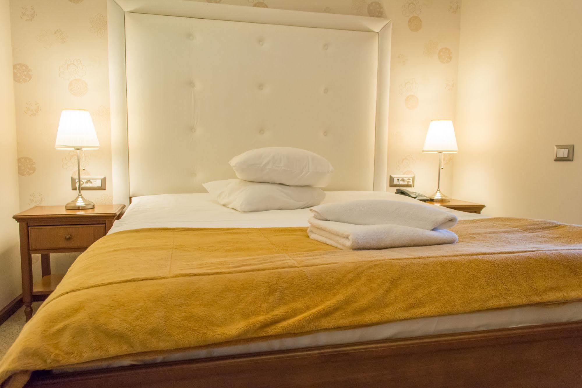 Dbh Bucharest Hotell Exteriör bild