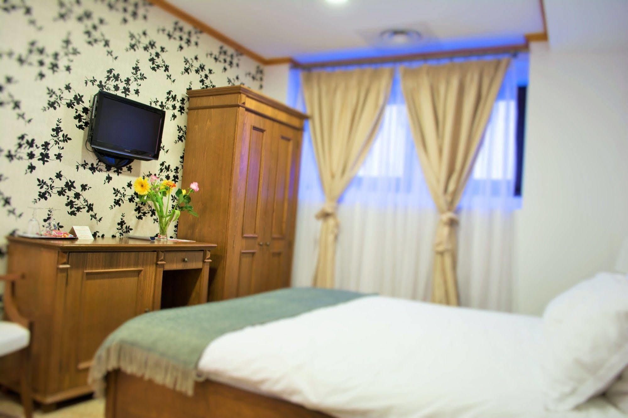 Dbh Bucharest Hotell Exteriör bild