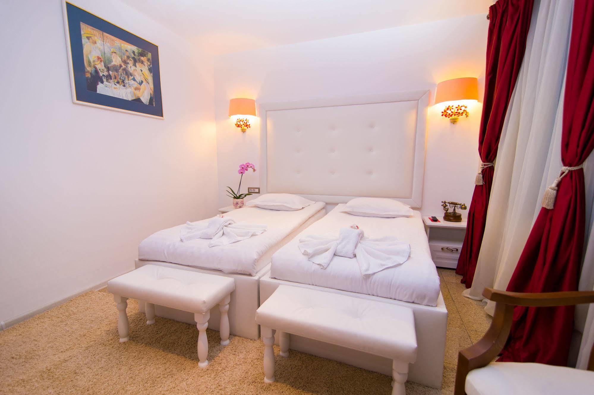 Dbh Bucharest Hotell Exteriör bild
