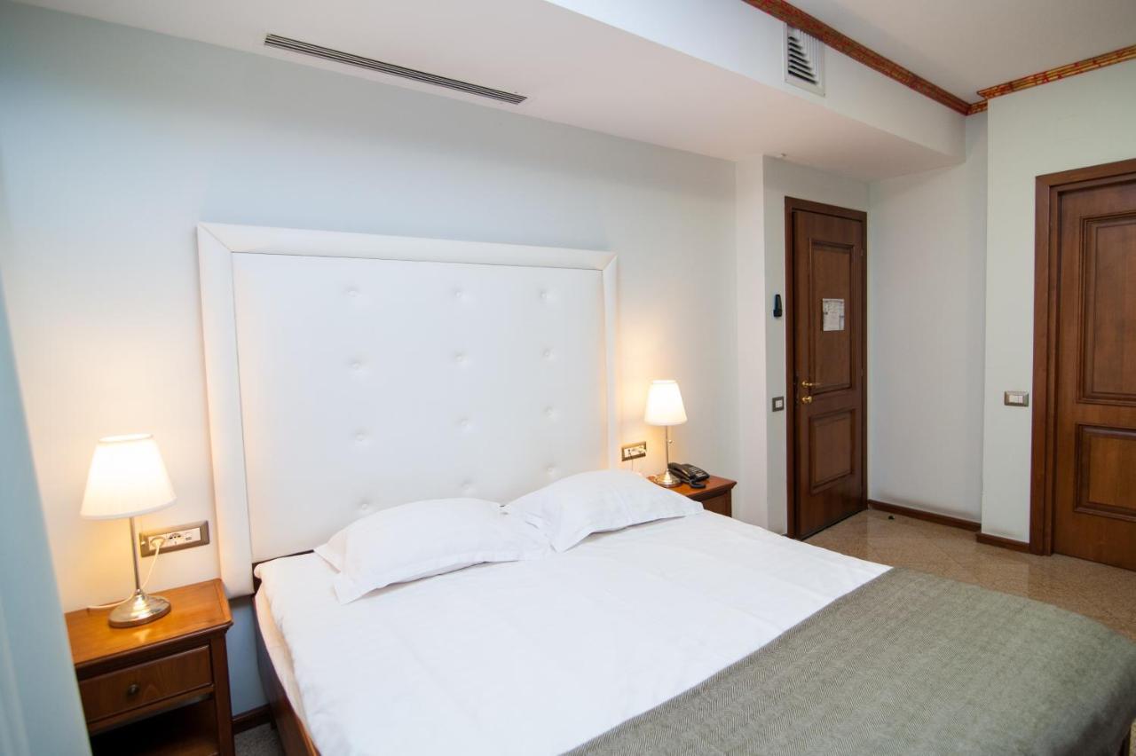 Dbh Bucharest Hotell Exteriör bild