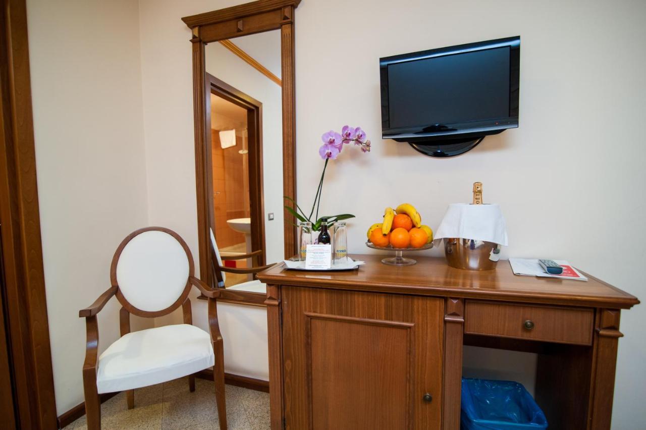 Dbh Bucharest Hotell Exteriör bild